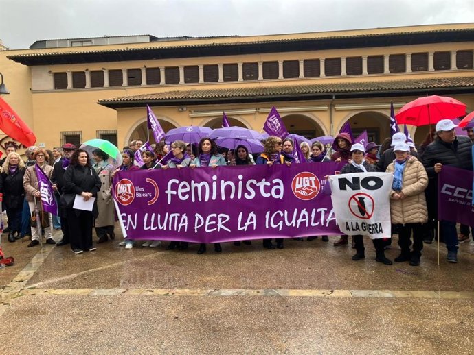 CCOO y UGT congregan a dos centenares de personas en Palma para reclamar la igualdad efectiva