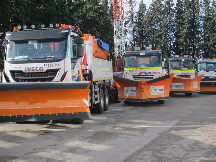 Archivo - Camiones quitanieves del Plan Invernal. Imagen de archivo