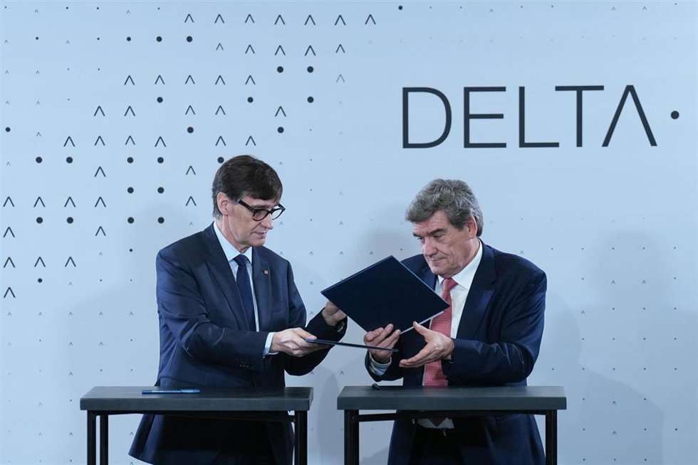 (I-D) El presidente de la Generalitat, Salvador Illa, y el gobernador del Banco de España, José Luis Escrivá, durante la presentación del Departamento de Experimentación y Laboratorio de Tecnologías Aplicadas (DELTA) del Banco de España, a 6 de marzo de