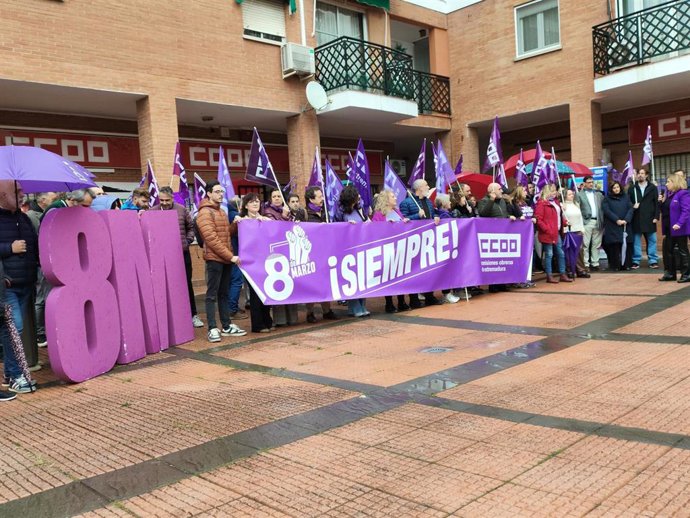 Concentración junto a la sede de CCOO Extremadura con motivo del 8M.