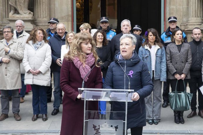 Concentración del Ayuntamiento de Pamplona con motivo del 8M, Día Internacional de la Mujer.