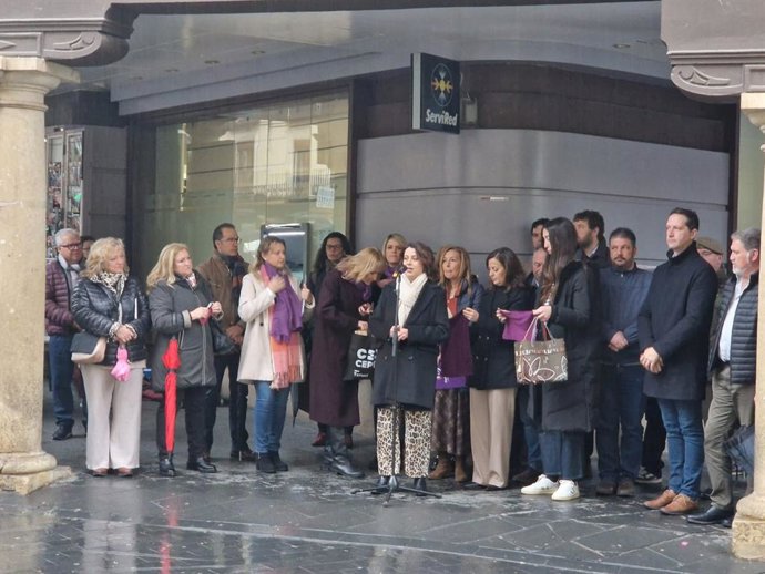 La alcaldesa de Teruel, Emma Buj, abre el acto de lectura del manifiesto del 8M, que ha tenido lugar en los porches de la plaza del Torico debido a la lluvia