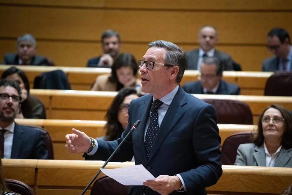 El senador del PP Alfonso Serrano durante una sesión plenaria en el Senado, a 17 de febrero de 2026, en Madrid (España). 