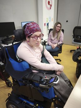 Desgaitasuna duen emakume gazte bat