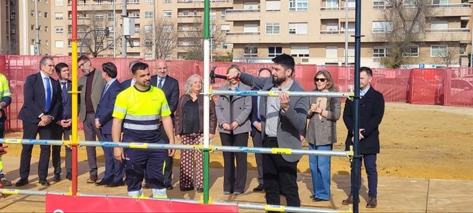 El concejal de IU, Ismal Sánchez, en el simbólico acto de colocación del primer tubo de la portada de la Feria.