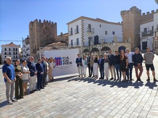 Archivo - Autoridades junto al logotipo de Cáceres 2031 que se presentó en julio de 2024 tras la firma del Consorcio para impulsar la candidatura a Capital Europea de la Cultura