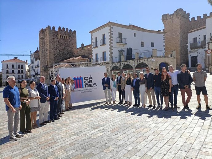 Archivo - Autoridades junto al logotipo de Cáceres 2031 que se presentó en julio de 2024 tras la firma del Consorcio para impulsar la candidatura a Capital Europea de la Cultura