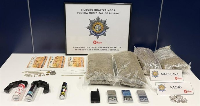 Imagen de lo incautado por la Polícía Municipal de Bilbao durante el registro.