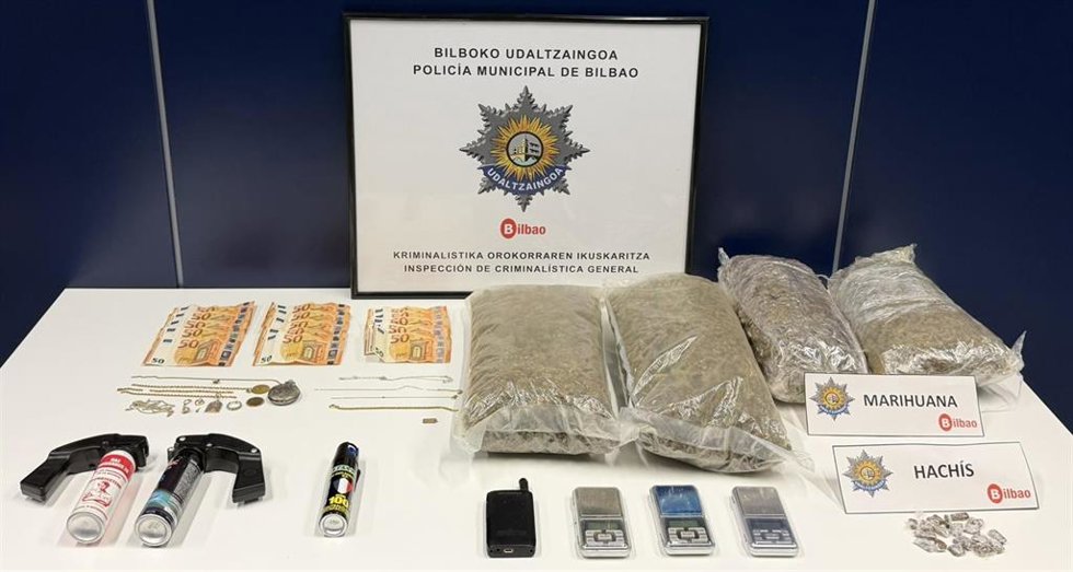 Imagen de lo incautado por la Polícía Municipal de Bilbao durante el registro.