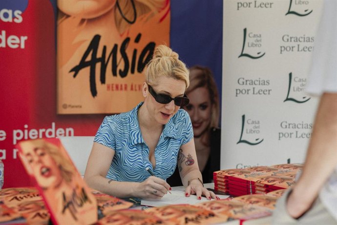 Archivo - La guionista y cómica Henar Álvarez firma un libro durante la 83ª edición de la Feria del Libro de Madrid, en el Parque del Retiro, a 1 de junio de 2024, en Madrid (España). 