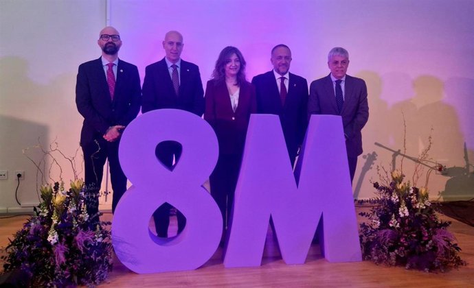 De izquierda a derecha, el subdelegado del Gobierno en León, Héctor Alaiz; el alcalde de León, José Antonio Diez; la rectora de la ULE, Nuria González; el presidente de la Diputación, Gerardo Álvarez y el delegado de la Junta en León, Eduardo Diego.