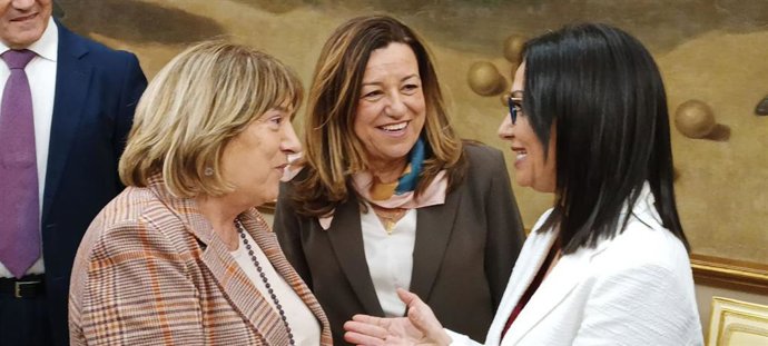 La consejera de Desarrollo Educativo de Andalucía, María del Carmen Castillo, en el centro de la imagen, conversa con dos consejeras del ramo en la conferencia sectorial en Madrid.