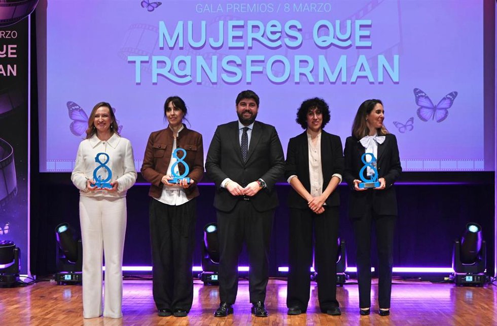 El jefe del Ejecutivo autonómico, Fernando López Miras, junto a las galardonadas, en el acto institucional de entrega de los Premios 8 de marzo