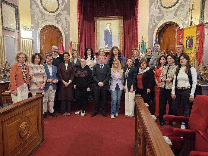 Colectivos de mujeres acompañan al Ayuntamiento de Badajoz en el acto institucional con motivo del 8M