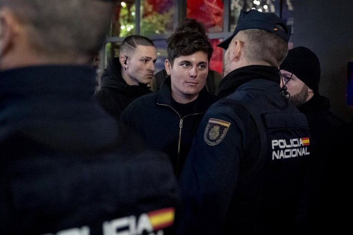 Archivo - El periodista Vito Quiles (c) durante una concentración por el día de la Eliminación de la violencia contra las Mujeres, a 25 de noviembre de 2025, en Madrid (España).