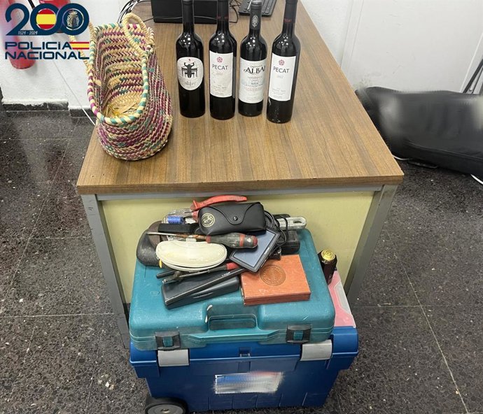 Tres detenidos tras ser sorprendidos fracturando la ventanilla delantera de una furgoneta en el barrio de Son Gotleu.