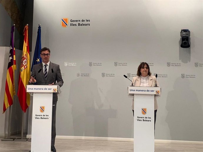El portavoz del Govern, Antoni Costa, y la consellera de Presidencia, Coordinación de la Acción de Gobierno y Cooperación Local, Antònia Maria Estarellas ,en la rueda de prensa después del Consell de Govern