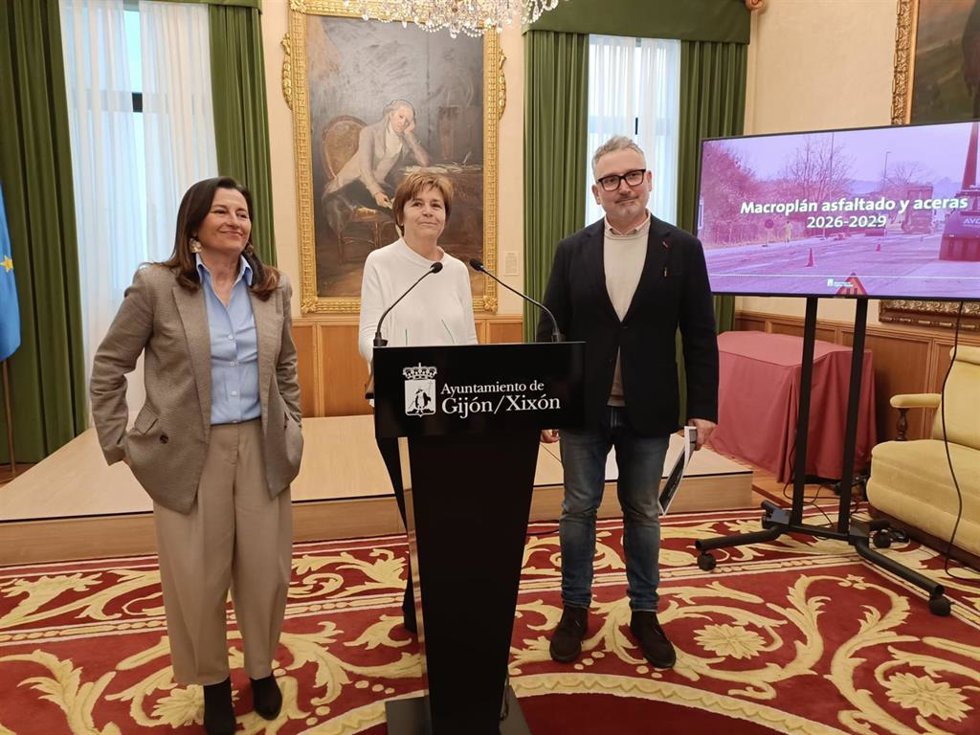 La alcaldesa de Gijón, Carmen Moriyón, en rueda de prensa en el Consistorio gijonés,  junto al concejal de Infraestructuras Urbanas y Rurales, Gilberto Villoria, y la directora general de Infrestructuras del Ayuntamiento de Gijon, María López.