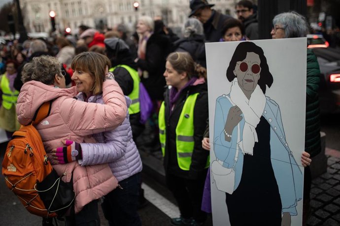 Archivo - Varias personas junto a una pancarta de Gisèle Pelicot durante la manifestación organizada por el Movimiento Feminista de Madrid por el 8M, a 8 de marzo de 2025, en Madrid (España). La marcha organizado con motivo del Día Internacional de la Muj