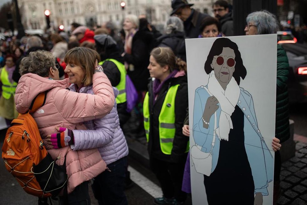 Archivo - Varias personas junto a una pancarta de Gisle Pelicot durante la manifestación organizada por el Movimiento Feminista de Madrid por el 8M, a 8 de marzo de 2025, en Madrid (España). La marcha organizado con motivo del Día Internacional de la M