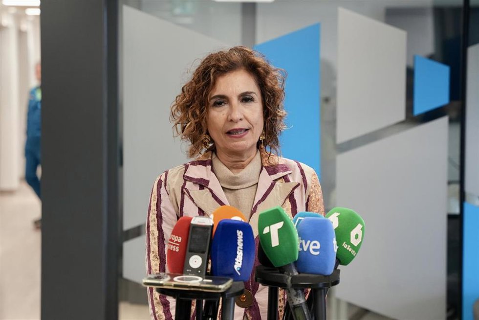 La vicepresidenta primera del Gobierno, María Jesús Montero, atiende a los medios en las instalaciones de Moeve en Palos de la Frontera (Huelva).
