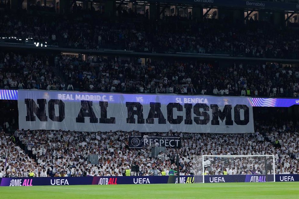 Pancarta de 'No al racismo' en el Real Madrid - SL Benfica, en el Santiago Bernabéu.