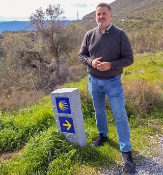 El delegado territorial de Sostenibilidad y Medio Ambiente en Granada, Manuel Francisco García, en una visita a un tramo de la Ruta Mozárabe del Camino de Santiago