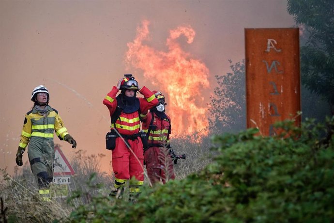 Archivo - Varios servicios de emergencia tratan de apagar el fuego en Anllarinos del Sil (León) en agosto de 2025.