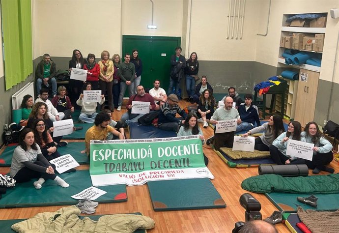 Encierro de profesorado de asturiano y gallego-asturiano en el colegio público de Cabueñes, en Gijón.