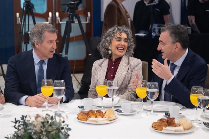 El presidente del PP, Alberto Núñez Feijóo, y el presidente del Euzkadi Buru Batzar, Aitor Esteban, durante un desayuno informativo de Fórum Europa, a 4 de marzo de 2026, en Bilbao, Vizcaya, País Vasco (España).