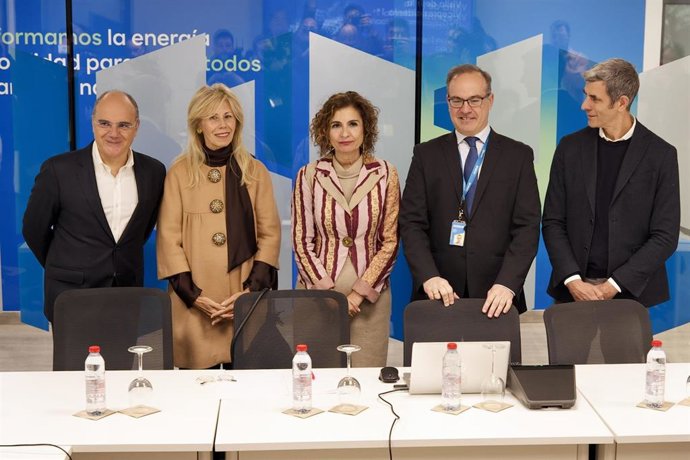 La vicepresidenta primera y ministra de Hacienda, María Jesús Montero, este viernes en su visita a la factoría de Moeve en Palos de la Frontera (Huelva), donde ha abordado los proyectos de hidrógeno verde.