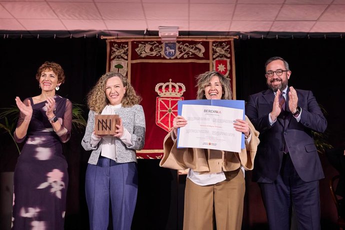 I-D La presidenta de Navarra, María Chivite; Patricia Lanas, presidenta de 'El Cambio' Estefanía Urrutia, expresidenta de la asociación, y el vicepresidente primero dle Gobierno foral, Javier Remírez, en la entrega del Premio Berdinna 2026.
