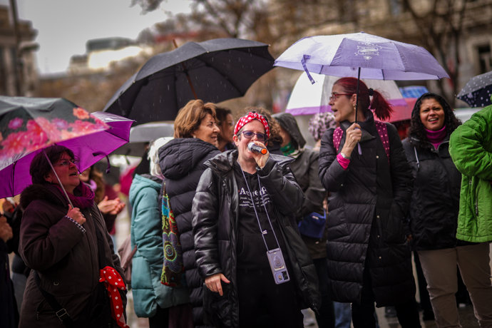Trabajadoras de Espacios de Igualdad concentradas este viernes frente al Palacio de Cibeles