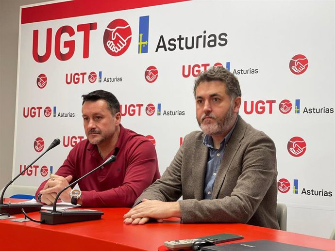 El secretario general de UGT Asturias, Javier Lanero, y el eurodiputado asturiano, Jonás Fernández (PSOE), durante la rueda de prensa de este viernes.