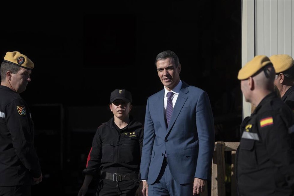 Archivo - El presidente del Gobierno, Pedro Sánchez, visita las unidades del Ejército que colaboran en la ayuda y reconstrucción de la DANA, en Bétera, en una imagen de archivo