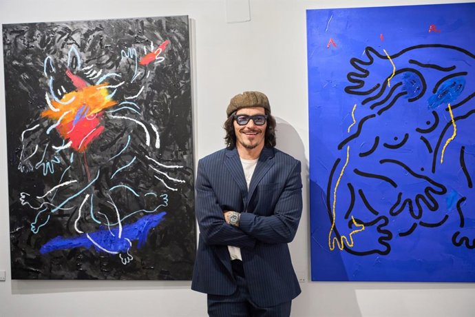 El artista colombiano Nicoläs Villamizar en la exposición ‘El acto de caer’ en la Galería Jade