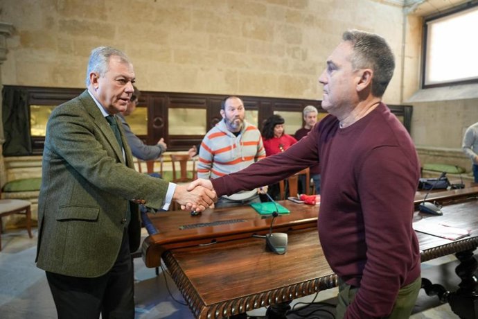 Imagen de archivo del alcalde de Sevilla, José Luis Sanz, en un encuentro con los sindicatos.