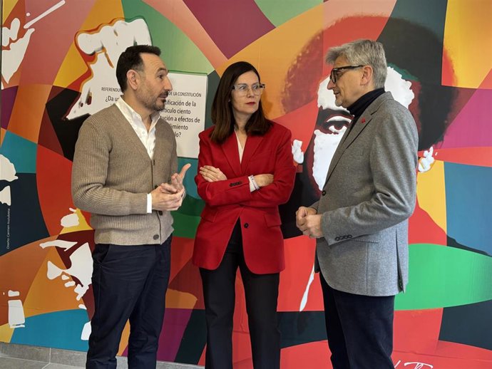 El secretario general del PSOE de Málaga, Josele Aguilar; la diputada nacional y portavoz socialista en el Ayuntamiento, Isabel Pérez; y el secretario de Comunicación Política del PSOE-A, Fernando López Gil