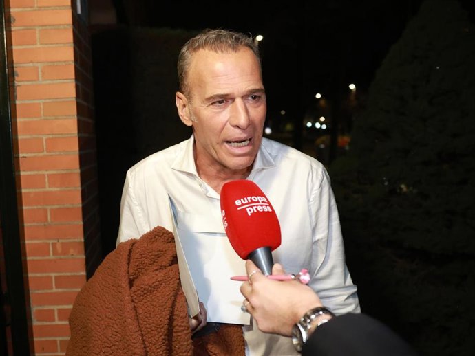 Carlos Lozano llega al domicilio de Mónica Hoyos junto a ella y su hija Luna tras la final de 'GH Dúo', a 3 de marzo de 2026, en Madrid (España)