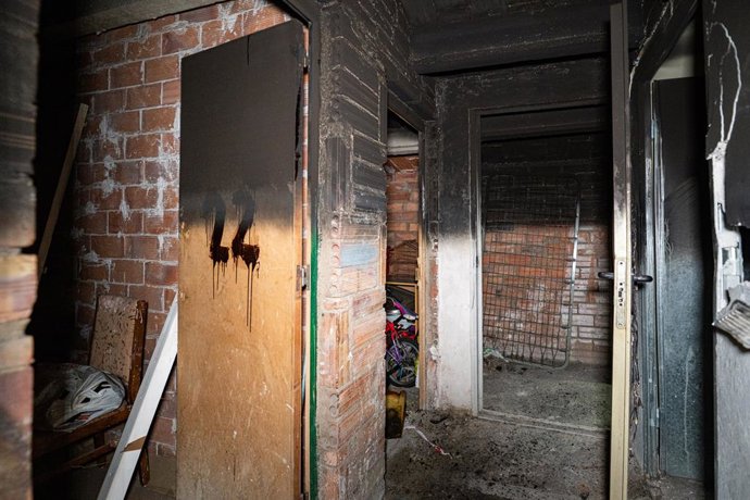 Interior do edifício incendiado, em 17 de fevereiro de 2026, em Manlleu, Barcelona, Catalunha (Espanha). Cinco pessoas morreram e quatro ficaram levemente feridas em um incêndio em um prédio na rua Montseny, em Manlleu (Barcelona). O fogo começou 