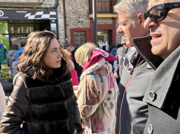 La candidata de UPL a la Presidencia de la Junta, Alicia Gallego, en su visita La Robla (León), dentro de los actos de campaña electoral de cara a los comicios autonómicos del 15 de marzo.