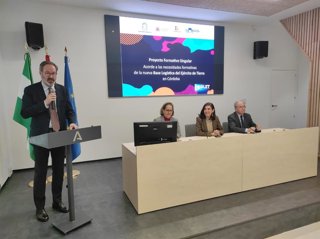 Adolfo Molina interviene, observado por Rocío Blanco, sentada entre Blanca Torrent y Antonio Díaz.