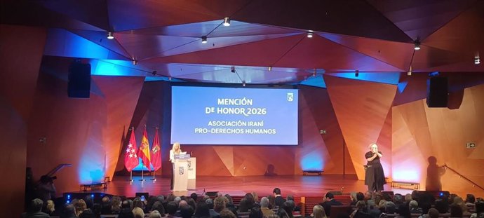 Asociación iraní alza un "no a la guerra" y dedica premio del Ayuntamiento a las mujeres que desafían prohibiciones