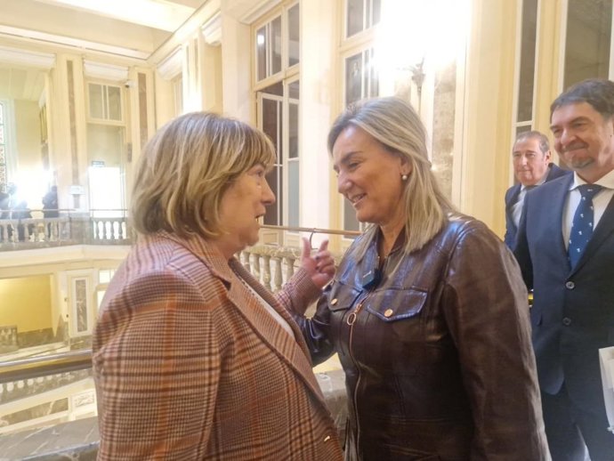 La consejera de Educación del Gobierno de Aragón en funciones, Tomasa Hernández,  saluda a la ministra de Educación, Milagros Tolón antes de la sectorial    To de Aragón ante el anteproyecto de ley para la mejora del sistema educativo