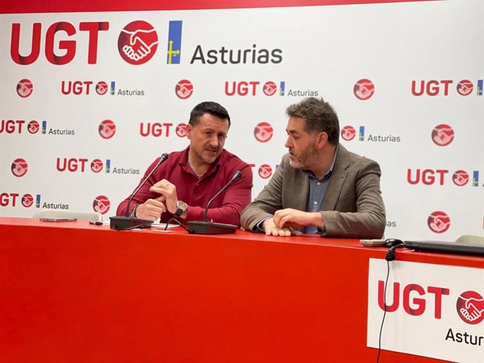 El secretario general de UGT Asturias, Javier Lanero, y el eurodiputado asturiano, Jonás Suárez (PSOE), durante la rueda de prensa de este viernes en Oviedo.