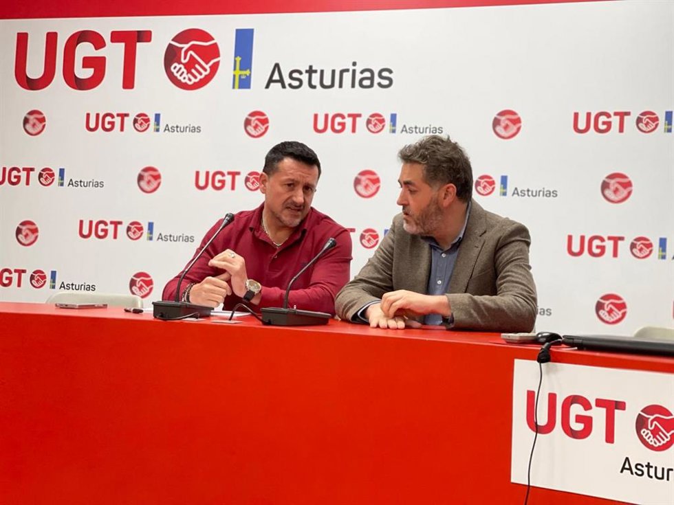 El secretario general de UGT Asturias, Javier Lanero, y el eurodiputado asturiano, Jonás Suárez (PSOE), durante la rueda de prensa de este viernes en Oviedo.