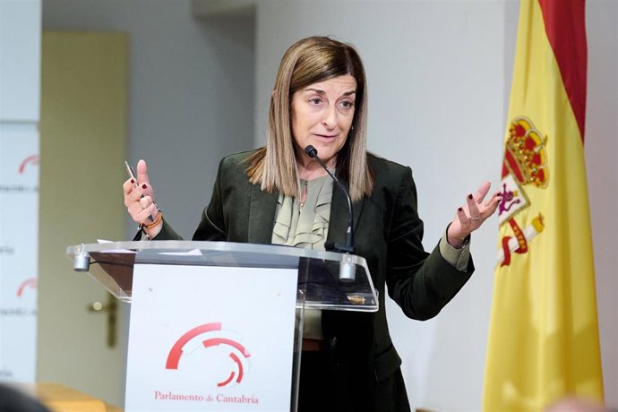 La presidenta de Cantabria, María José Sáenz de Buruaga, tras la firma el acuerdo para aprobar los presupuestos de 2026 en el Parlamento de Cantabria