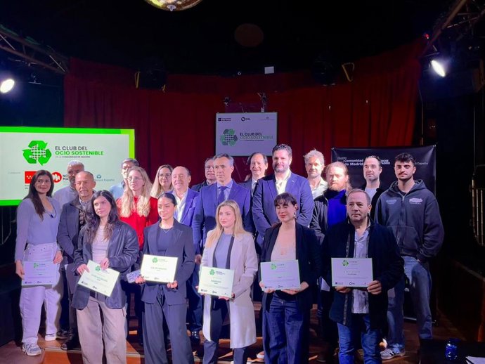 Carlos Novillo junto a los participantes del Club del Ocio Sostenible.