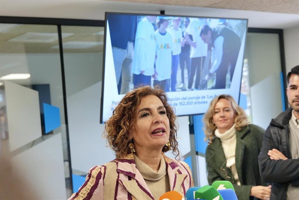 La vicepresidenta primera del Gobierno y ministra de Hacienda, María Jesús Montero, atiende a los medios antes de visitar las instalaciones de Moeve para conocer los proyectos Positive Motion y Valle Andaluz del Hidrógeno Verde (Foco Onuba). A 6 de Marz
