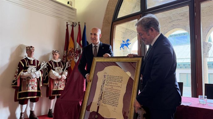 El alcalde de León, José Antonio Diez (izquierda), con el presidente de la Cámara de Comercio de León, Javier Vega (derecha), entidad que ha recibido la Medalla de Oro de la Ciudad este viernes en el Palacio del Conde Luna.